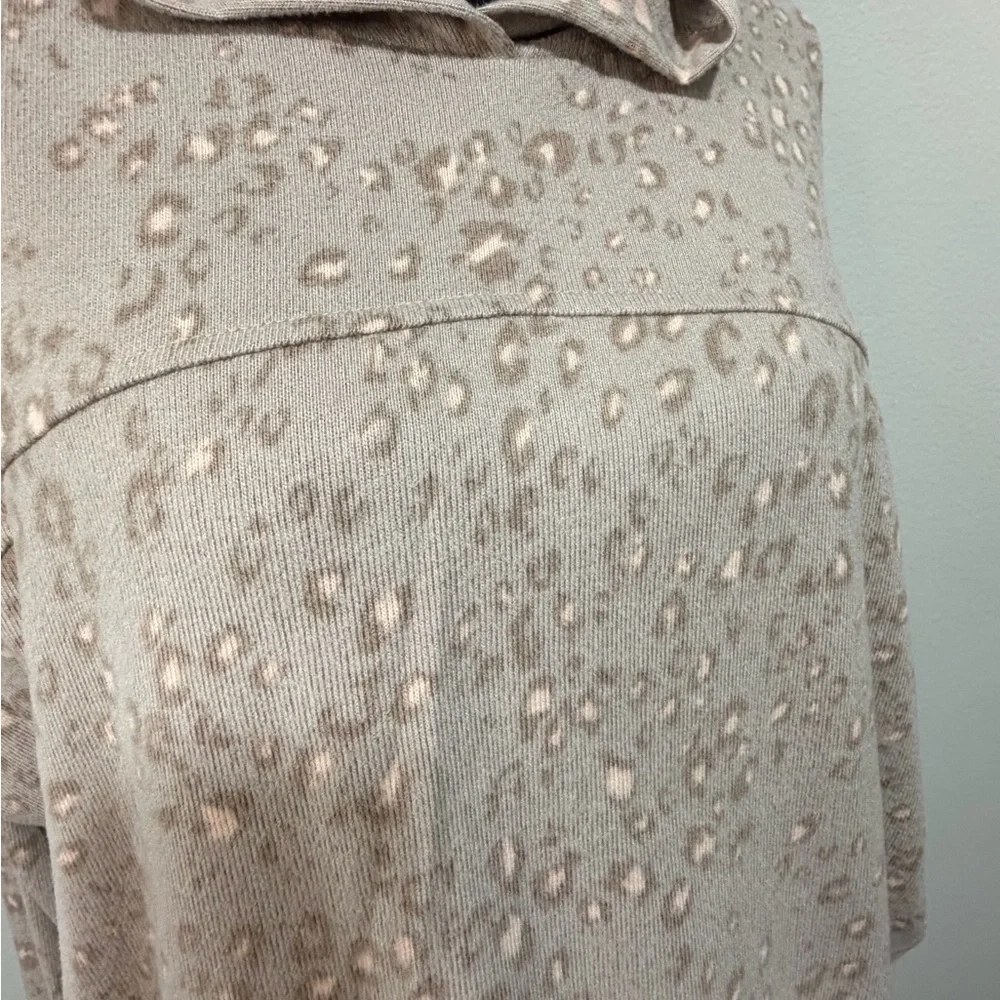 NWT Pink Rose Cozie Textured Set in Beige cheetah print